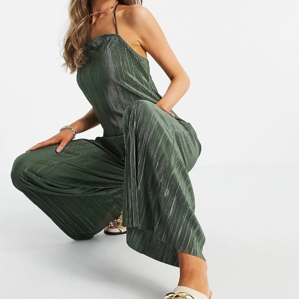 ASOS DESIGN wide leg beach plisse jumpsuit in khaki - Picture 1 of 4